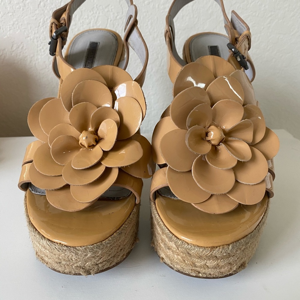 Vera Wang Lavender Wedges 9.5 - Picture 3 of 9
